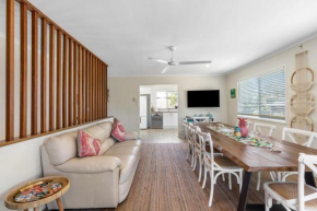 Spacious Coastal Retreat Sleeps 10 5Mins Beach